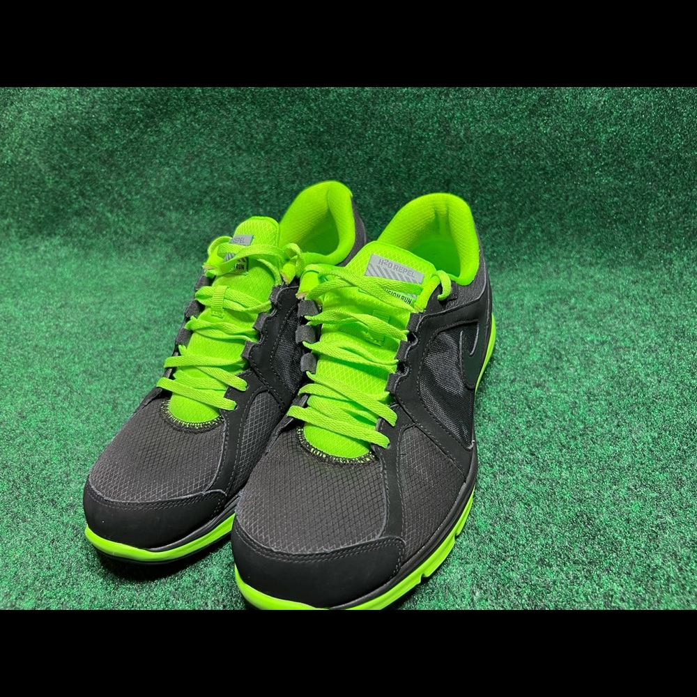 RARE Nike Quad Dual Fusion H20 Repel - Green